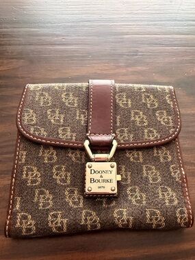 Like new Dooney & Bourke Brown Logo womans Wallet Crossbody